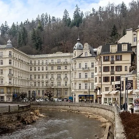 Spacious Zone For 4 , Nearby Parking Karlovy Vary