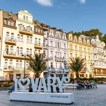 Spacious Zone For 4 , Nearby Parking Lejlighed *